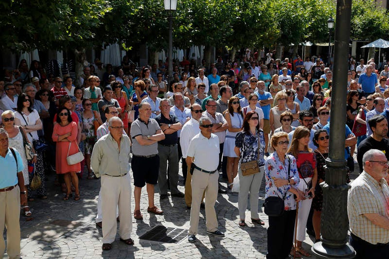 La Plaza Mayor, la Subdelegación del Gobierno y varios puntos de la provincia reflejan el dolor por las víctimas de los atentados