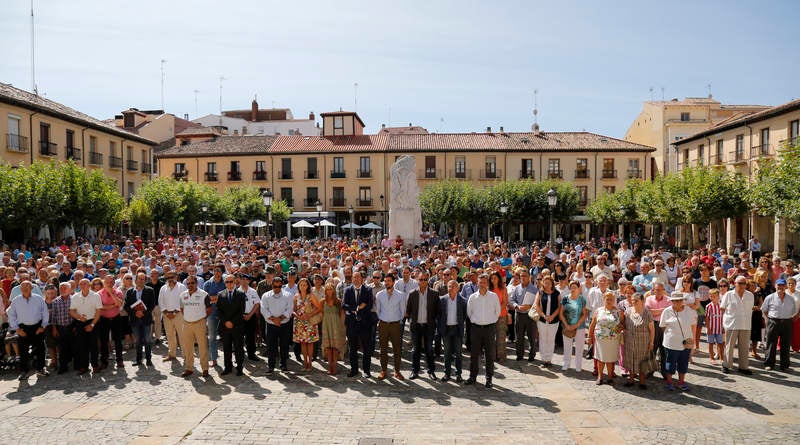 La Plaza Mayor, la Subdelegación del Gobierno y varios puntos de la provincia reflejan el dolor por las víctimas de los atentados