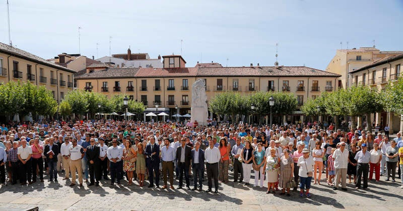 La Plaza Mayor, la Subdelegación del Gobierno y varios puntos de la provincia reflejan el dolor por las víctimas de los atentados