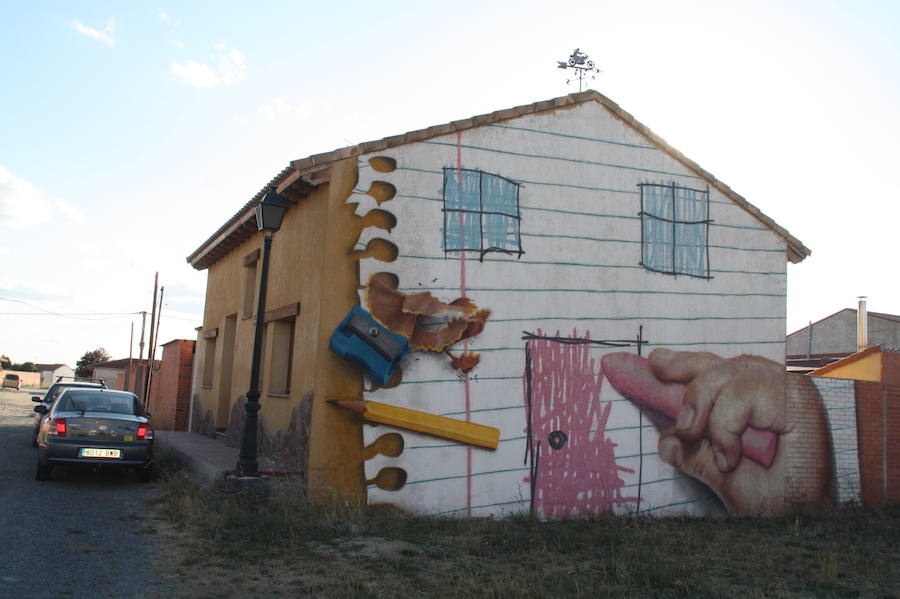 Las paredes de las viviendas de la localidad exhiben casi una veintena de murales de Román Linacero