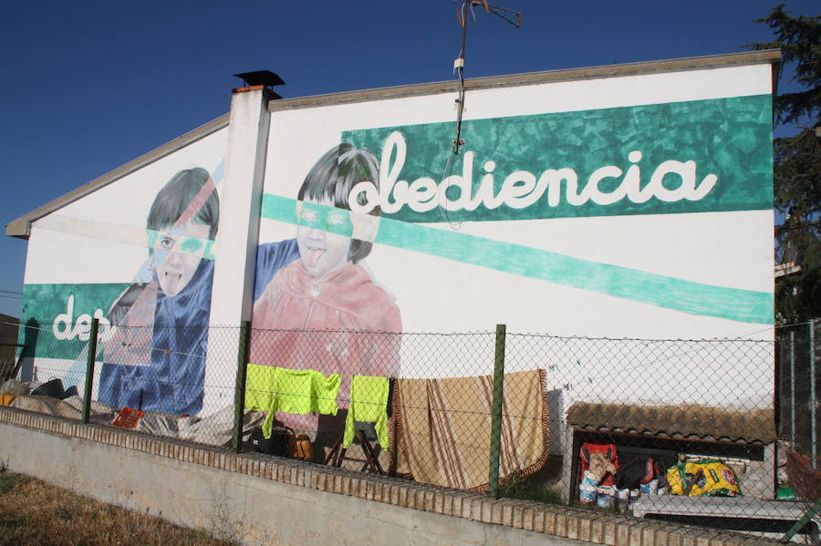 Las paredes de las viviendas de la localidad exhiben casi una veintena de murales de Román Linacero