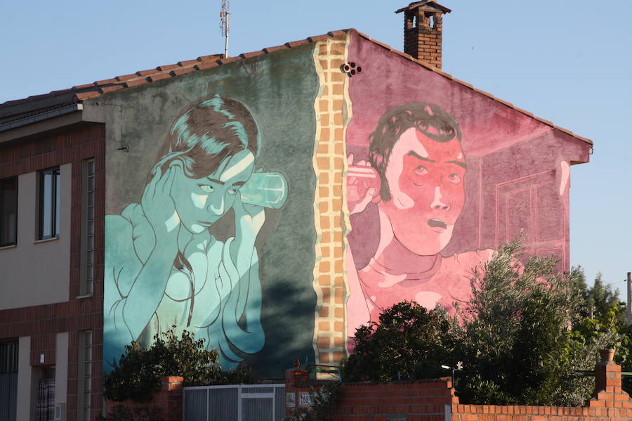 Las paredes de las viviendas de la localidad exhiben casi una veintena de murales de Román Linacero