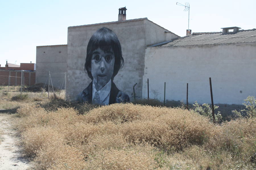 Las paredes de las viviendas de la localidad exhiben casi una veintena de murales de Román Linacero