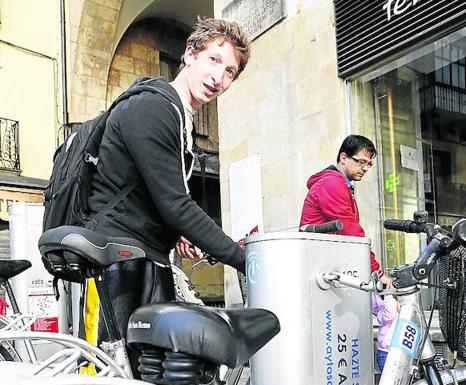 Un usuario del servicio, en la plaza del Poeta Iglesias.