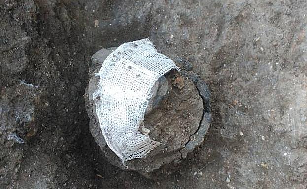 Una de las vasijas encontradas en la cabaña. 