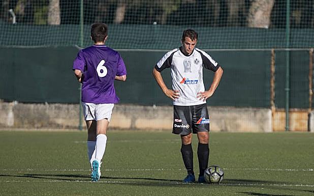 El jugador del Palencia Cristo Blanco, pensativo ante David Albá, del Palencia 1929.