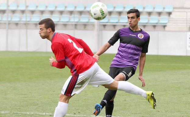 Fede Inestal, con la camiseta del Deportivo, ante un rival del Osasuna B.