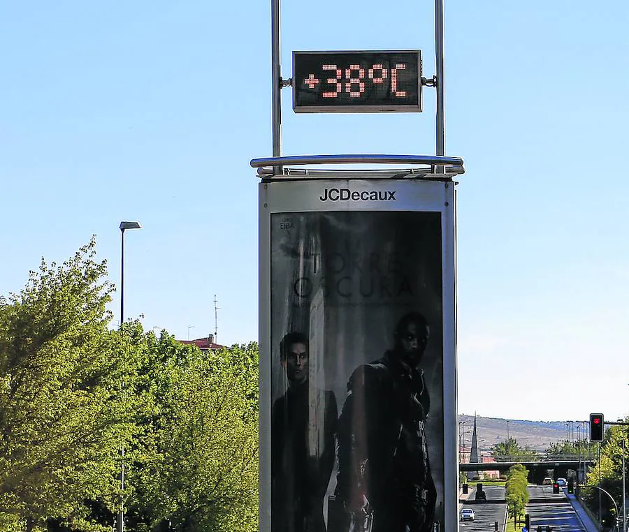 Uno de los termómetros de la capital marcando 38 grados de temperatura. 