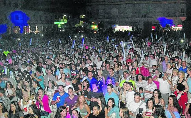 Cientos de personas acudieron a la actuación musical que puso el broche final a las fiestas. 