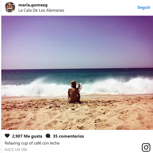 mMaría Gómez posa en topless en la playa. 
