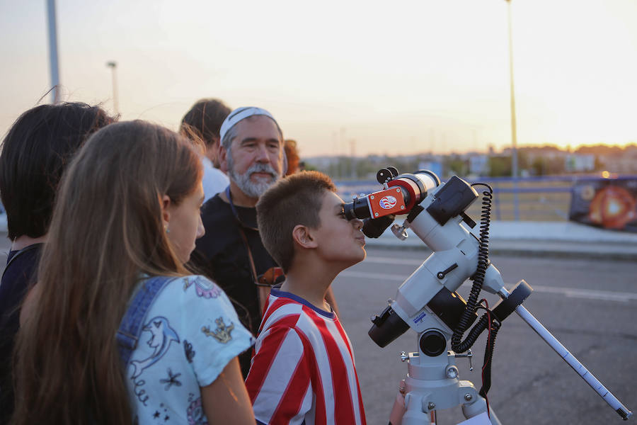 La Organización Salmantina de la Astronaútica y el Espacio (Osae) organizó en el aparcamientp de E. Leclerc una jornada de observación