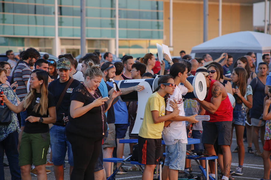 La Organización Salmantina de la Astronaútica y el Espacio (Osae) organizó en el aparcamientp de E. Leclerc una jornada de observación