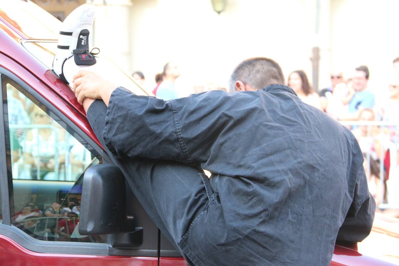 Los Jiménez demuestran en la capital maragata su habilidad para arrastrar una furgoneta con una lanza en el cuello y romperse una piedra sobre el bajo vientre