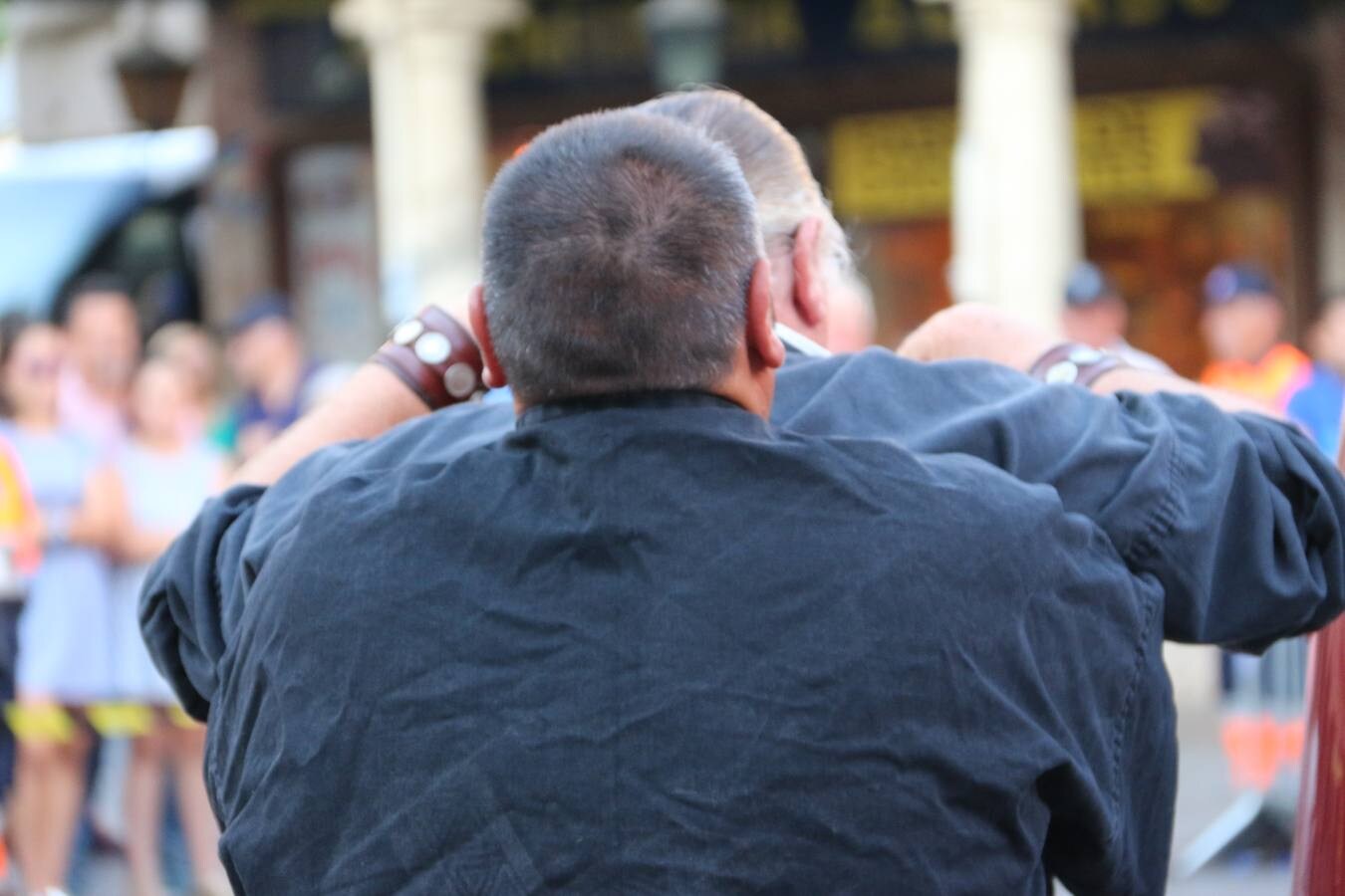 Los Jiménez demuestran en la capital maragata su habilidad para arrastrar una furgoneta con una lanza en el cuello y romperse una piedra sobre el bajo vientre