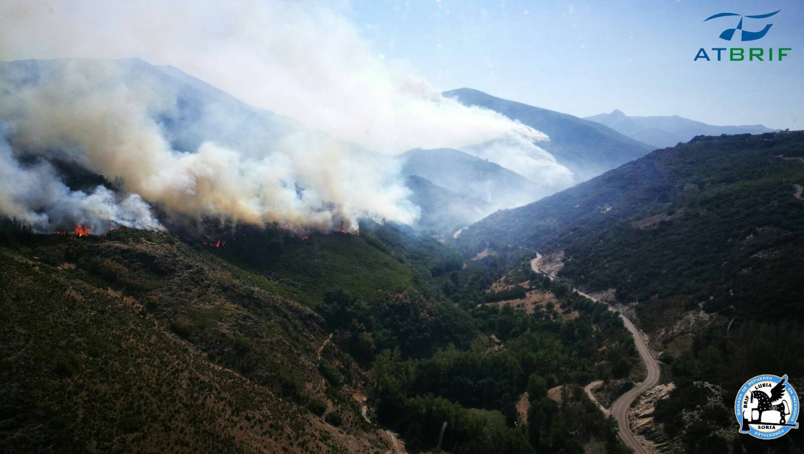 El fuego ha obligado a evacuar a los vecinos de Santa Eulalia de Cabrera debido a que el humo se había propagado por todo el pueblo