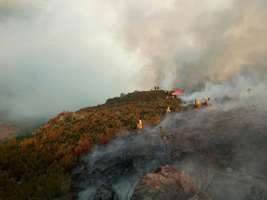 El fuego ha obligado a evacuar a los vecinos de Santa Eulalia de Cabrera debido a que el humo se había propagado por todo el pueblo