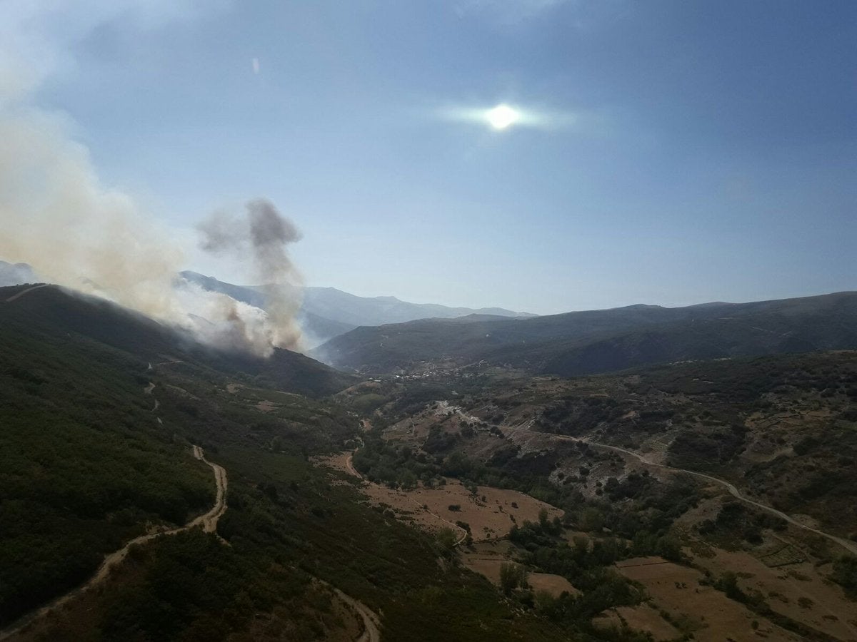El fuego ha obligado a evacuar a los vecinos de Santa Eulalia de Cabrera debido a que el humo se había propagado por todo el pueblo
