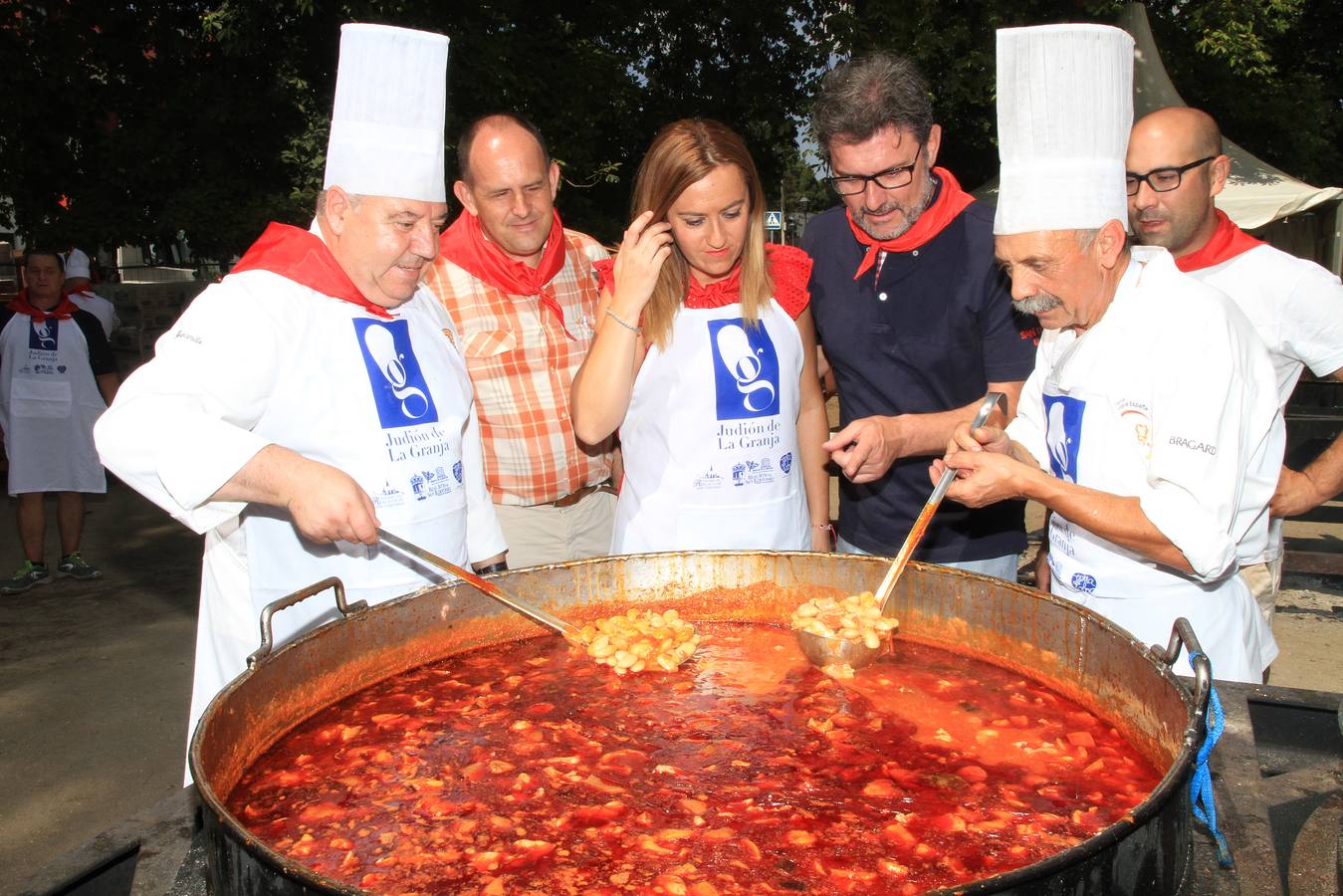 Algo más de una tonelada de judíass, que se han cocido a fuego lento durante cinco horas, han protagonizado la fiesta que se celebra con motivo de San Luis desde hace 41 años