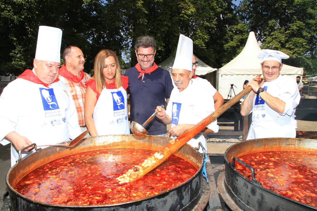 Algo más de una tonelada de judíass, que se han cocido a fuego lento durante cinco horas, han protagonizado la fiesta que se celebra con motivo de San Luis desde hace 41 años