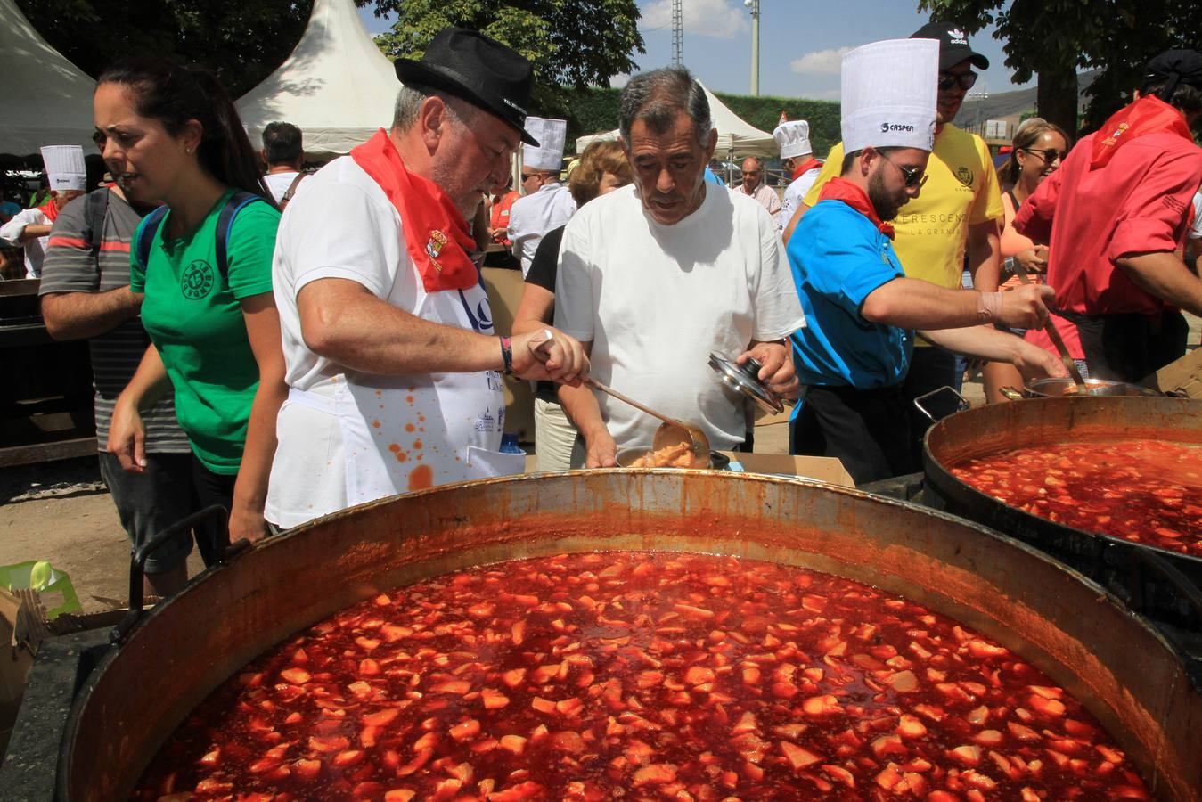 Algo más de una tonelada de judíass, que se han cocido a fuego lento durante cinco horas, han protagonizado la fiesta que se celebra con motivo de San Luis desde hace 41 años