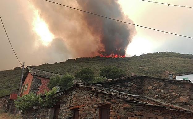 «Esto es un infierno, y no sabemos lo que durará», aseguran los evacuados por las llamas