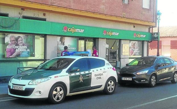 Una patrulla de la Guardia Civil, ante la sucursal atracada en Pedrajas