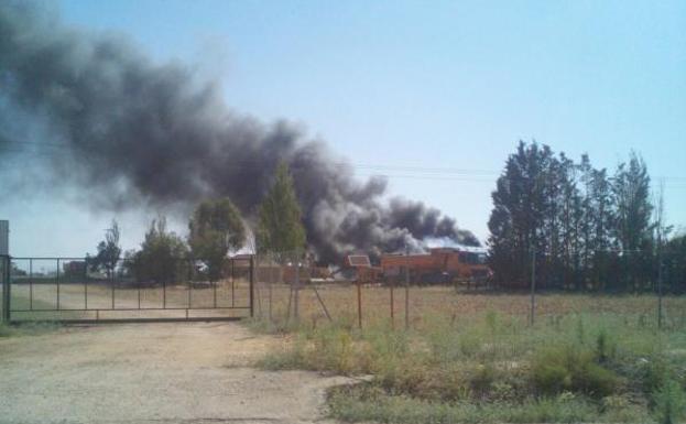 Un incendio arrasa una nave industrial en Cigales