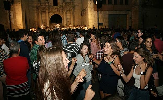 Un grupo de jóvenes baila durante el concierto de la Banda Municipal de Música en los Paseos de San Francisco. 