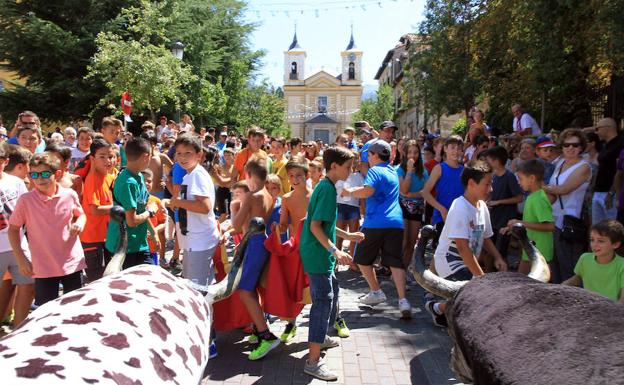 Decenas de niños esperan el inicio de la carrera delante de los carretones. 