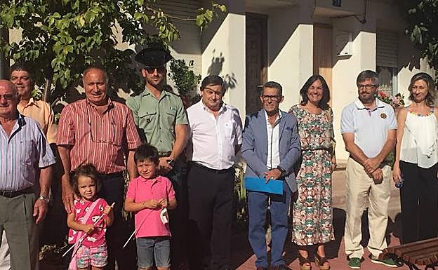 Autoridades asistentes a la inauguración de la calle Sepúlveda, en Sacramenia. 