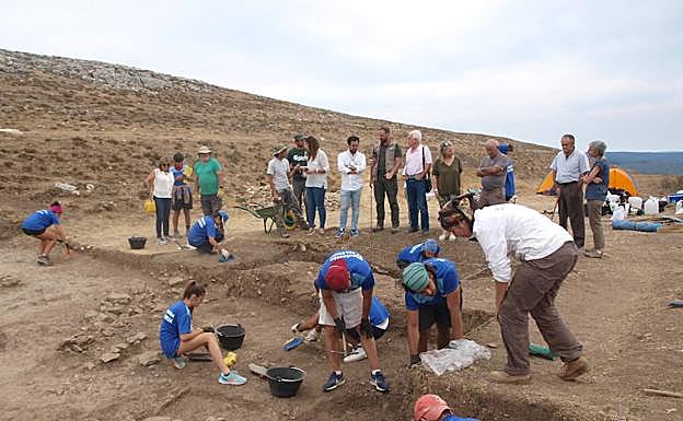 El director general de Juventud, visita a los voluntarios en el campo de trabajo de Monte Bernorio. 