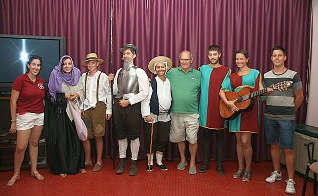 Varios miembros de la compañía Los Mirmidones. 