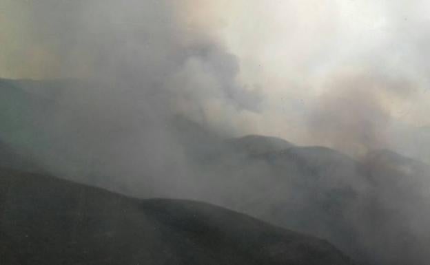 Incendio de Encinedo desde un helicóptero