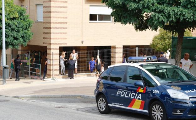 Imagen del edificio vallado y vigilado por la Policía, con las familais dentro.