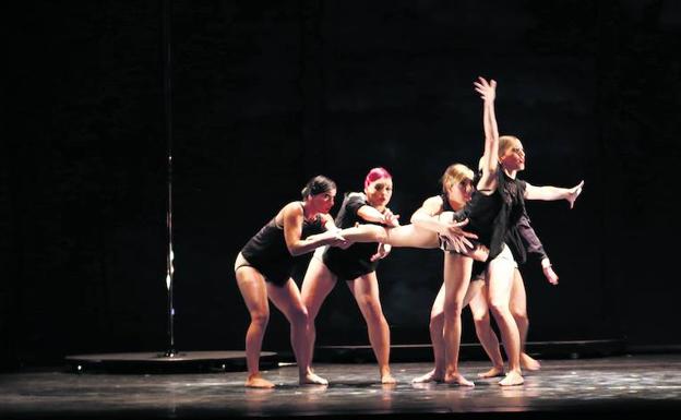 El Ballet Contemporáneo de Burgo, encargado ayer de inaugurar la Feria en el Teatro Nuevo de Ciudad Rodrigo con su espectáculo 'Esta no es una historia de mujeres'