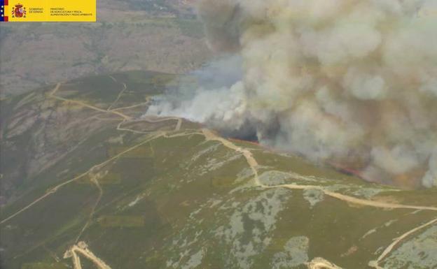 Incendio en La Cabrera: ceniza en el cielo y un sol teñido por el humo