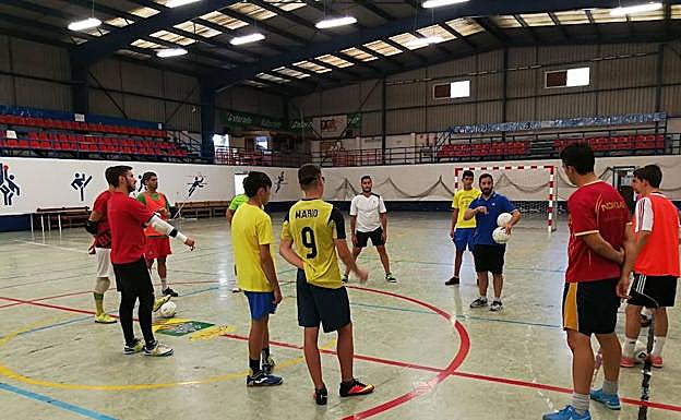 Mikel Prieto da instrucciones a sus jugadores.