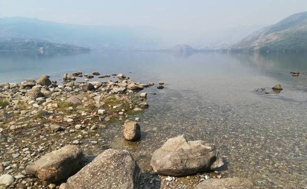 El humo cubre el Lago de Sanabria. 