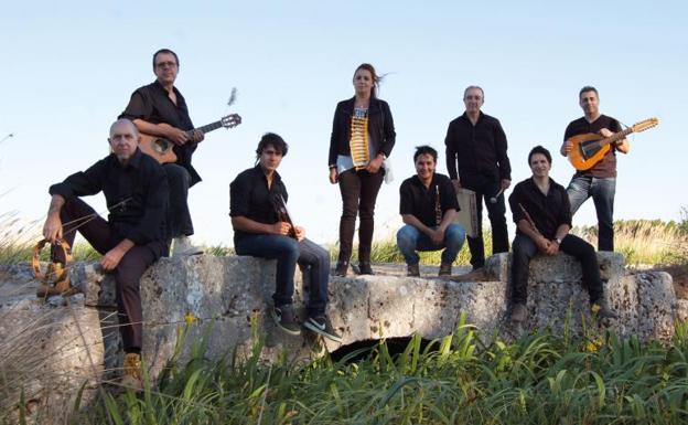 El Grupo Abrojo Folk.