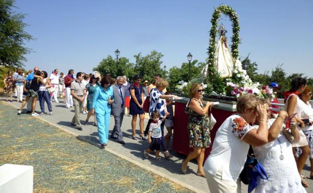 Los vecinos de Laguna, entre ellos el alcalde, Román Rodríguez, durante la procesión de la Virgen del Villar.