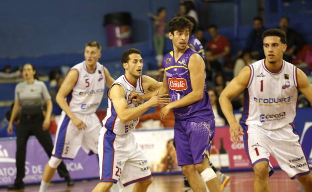 Quique Garrido, con la camiseta del Clavijo, contra el Palencia Baloncesto.