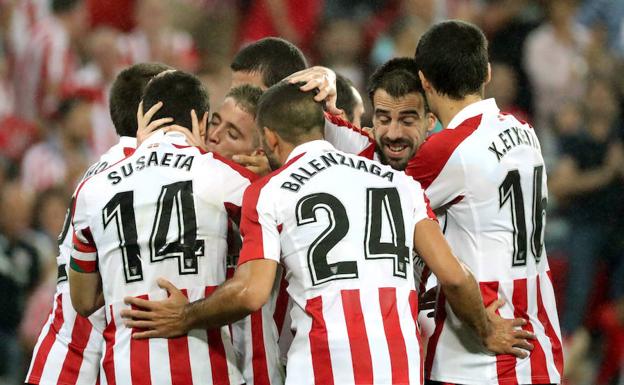 Los jugadores del Athletic se abrazan a Muniain, autor del gol.