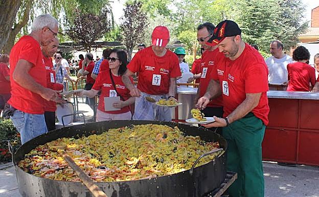 Colaboradores de la villa San José, durante una paella que organizan todos los años. 
