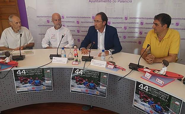 El alcalde junto al presidente del Club de Pirgüismo, Raúl Negrete (izquierda), y al director de ASPANIS Antonio Mota (derecha). 