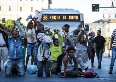 Imagen secundaria 1 - Trece heridos en Roma en enfrentamientos entre inmigrantes y Policía
