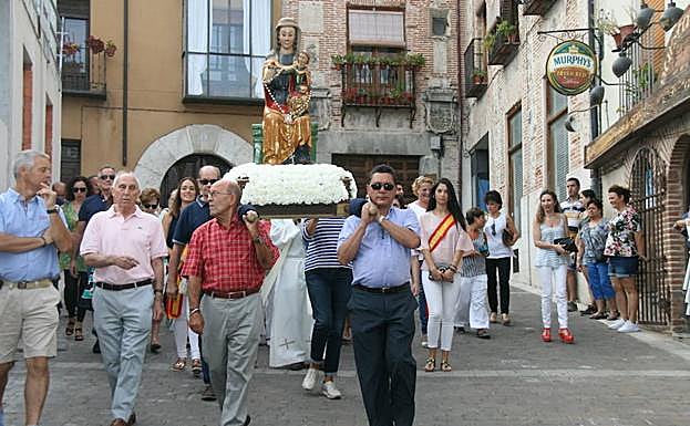 La imagen de la Virgen del Rosario, durante la procesión extraordinaria celebrada ayer. 