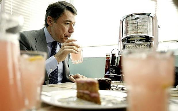 González desayuna en un restaurante en 2012. 