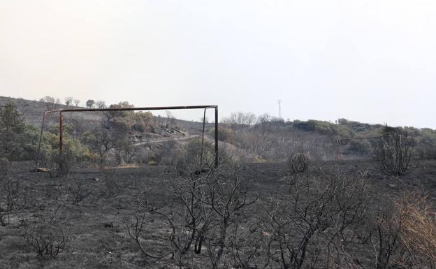 El campo de fútbol de Forna arrasado por las llamas.