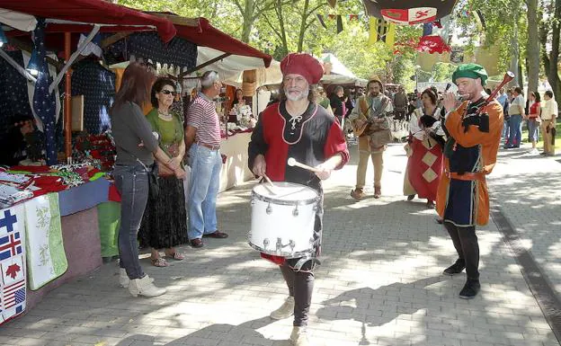 Un grupo de músicos en el Mercado Medieval de San Antolín el pasado año. 