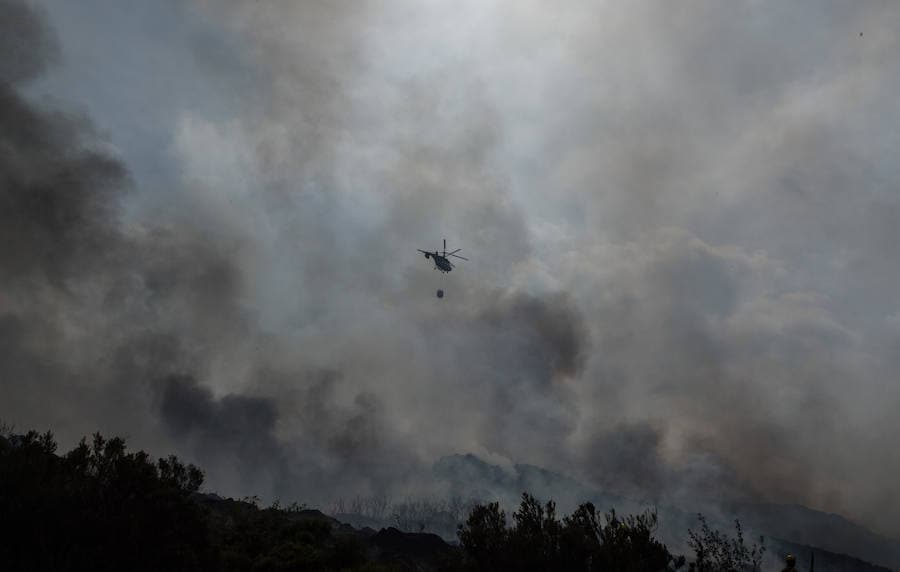 Las labores de extinción del fuego de La Cabrera